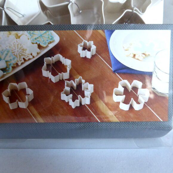 TARGET THRESHOLD BRAND SNOWFLAKE HOLIDAY STAINLESS STEEL COOKIE CUTTER SET OF 5 - Picture 2 of 8